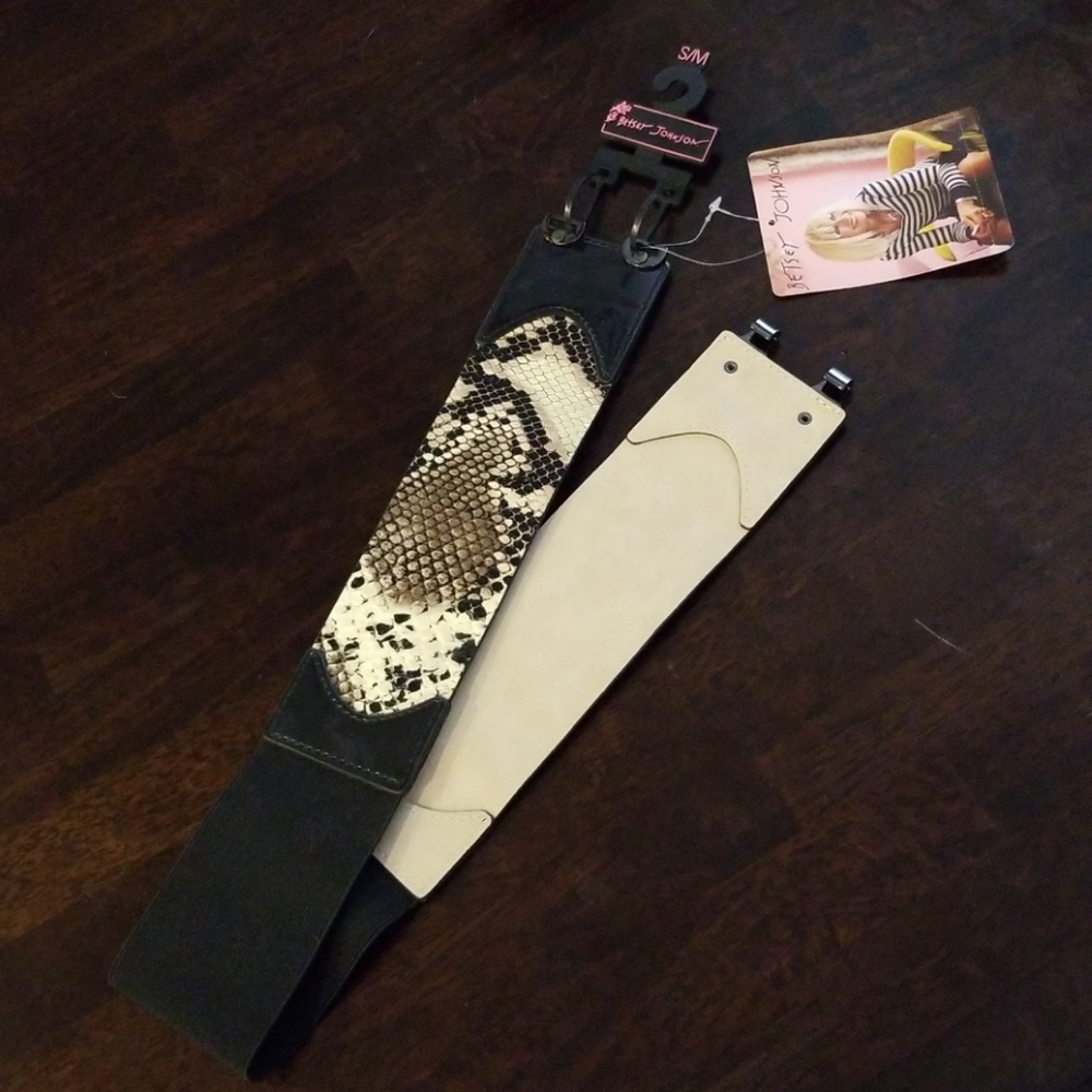 Nwt Betsy Johnson belt